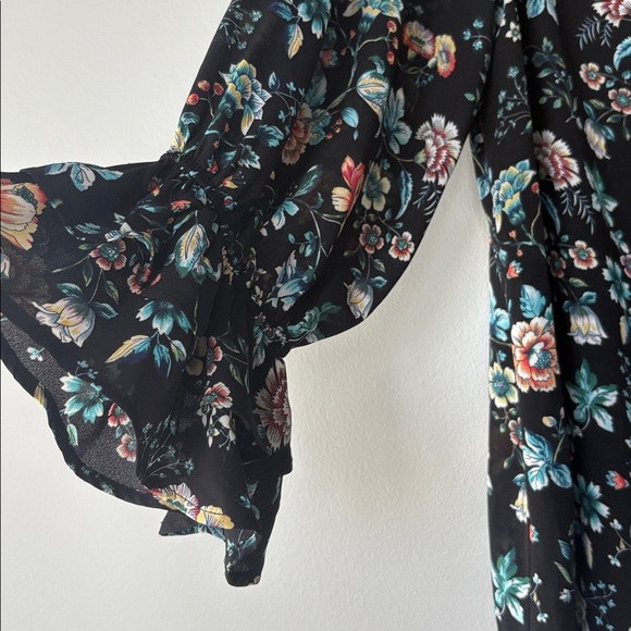 GORGEOUS! Black floral blouse with ruffle details and 3/4 length sleeves - Picture 5 of 12